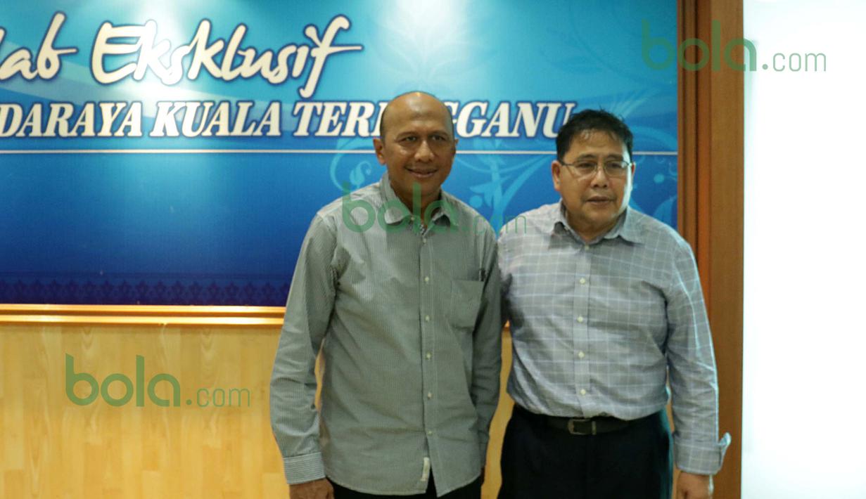 Pelatih T-Team, Rahmad Darmawan (kiri) saat berfoto bersama dengan Manajer T-Team, Dato Haji Mohamad Kamil Bin Othman, saat acara makan bersama di Kelab Ekslusif Bandaraya Kuala Terengganu, Malaysia (25/01/2016). (Bola.com/Nicklas Hanoatubun)