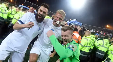 Pemain Finlandia Tim Sparv (kiri), Paulus Arajuuri (tengah), dan Lukas Hradecky (kanan) merayakan kemenangan mereka atas Liechtenstein pada babak kualifikasi Grup J Piala Eropa 2020 di Helsinki, Finlandia, Jumat (15/11/2019). Finlandia mencetak sejarah dengan lolos ke Piala Eropa. (Markku Ulander/Le