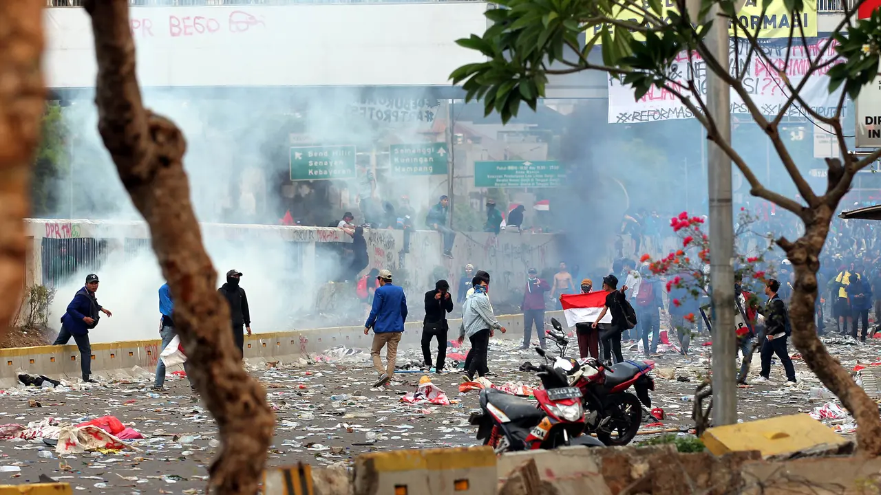 Polisi menembakkan gas air mata untuk membubarkan massa