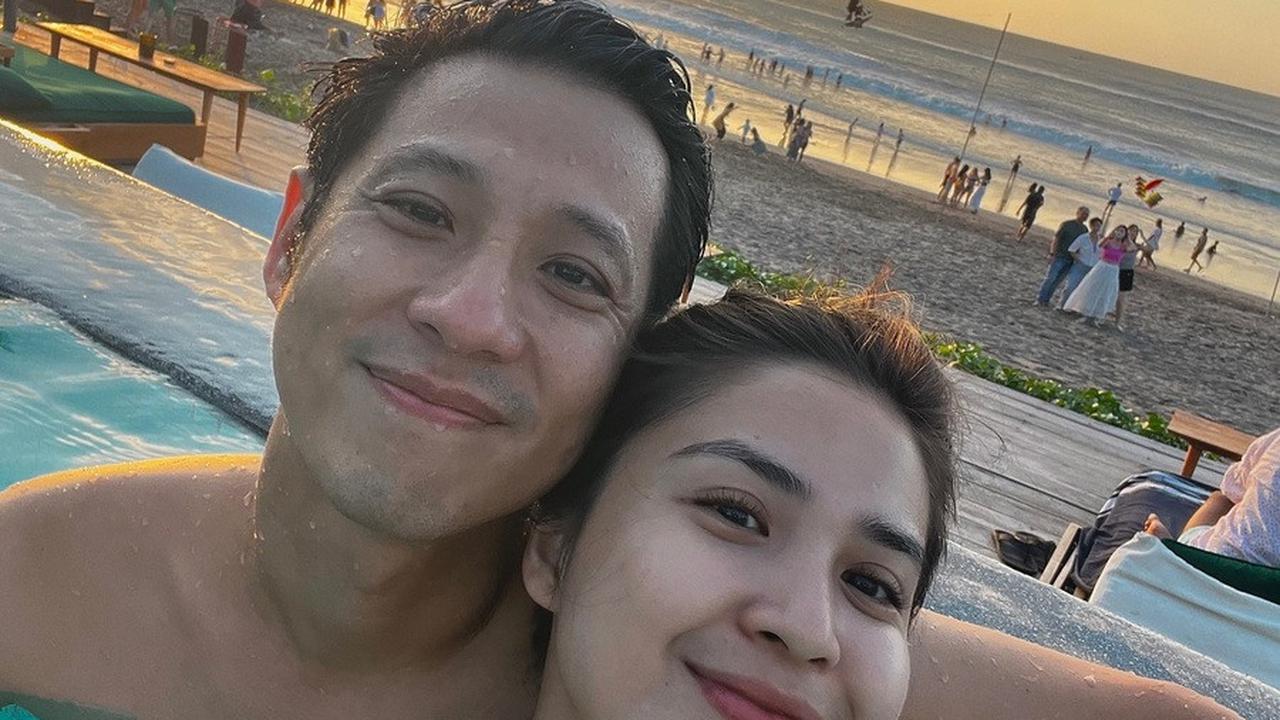 Dalam postingannya, Tian menceritakan bahwa dia masih merasa canggung memakai bikini di hadapan suaminya
