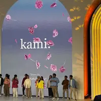 Dari detail bunga hingga permainan layering, tren ini menawarkan cara baru untuk menghadirkan kesan feminin tanpa membuat tampilan terlihat terlalu romantis. (Foto/Dok: FIMELA.COM)