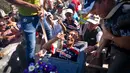 Divaldo Aguiar berbaring di dalam peti sambil meminum sebotol rum saat festival Burial of Pachencho di Santiago de Las Vegas, Kuba (5/2). Perayaan ini merupakan tardisi masyarakat setempat yang digelar setiap tangggal 5 Februari. (AP Photo/Ramon Espinosa)