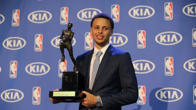 Aksi Stephen Curry Sang Pemain Terbaik NBA 2015