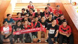 Beberapa fans juga tampak duduk menunggu di tangga di kawasan terminal 2F Bandara Soekarno Hatta (Liputan6.com/ Helmi Fithriansyah)