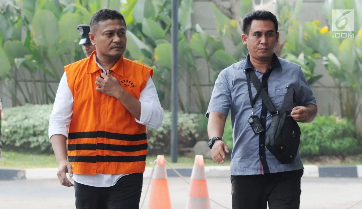 Bupati Buton Selatan nonaktif Agus Feisal (kiri) saat akan menjalani pemeriksaan lanjutan di Gedung KPK, Jakarta, Senin (9/7). Agus diperiksa sebagai tersangka terkait dugaan menerima suap proyek di Kabupaten Buton Selatan. (Merdeka.com/Dwi Narwoko)