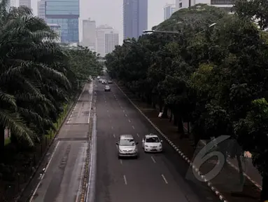 Sejumlah kendaraan bermotor melintasi kawasan Jalan Sudirman-MH Thamrin, Jakarta, Kamis (19/2/2015). Libur Tahun Baru Imlek membuat sejumlah ruas jalan ibukota yang biasanya macet dan padat kendaraan kini tampak lengang. (Liputan6.com/Johan Tallo)