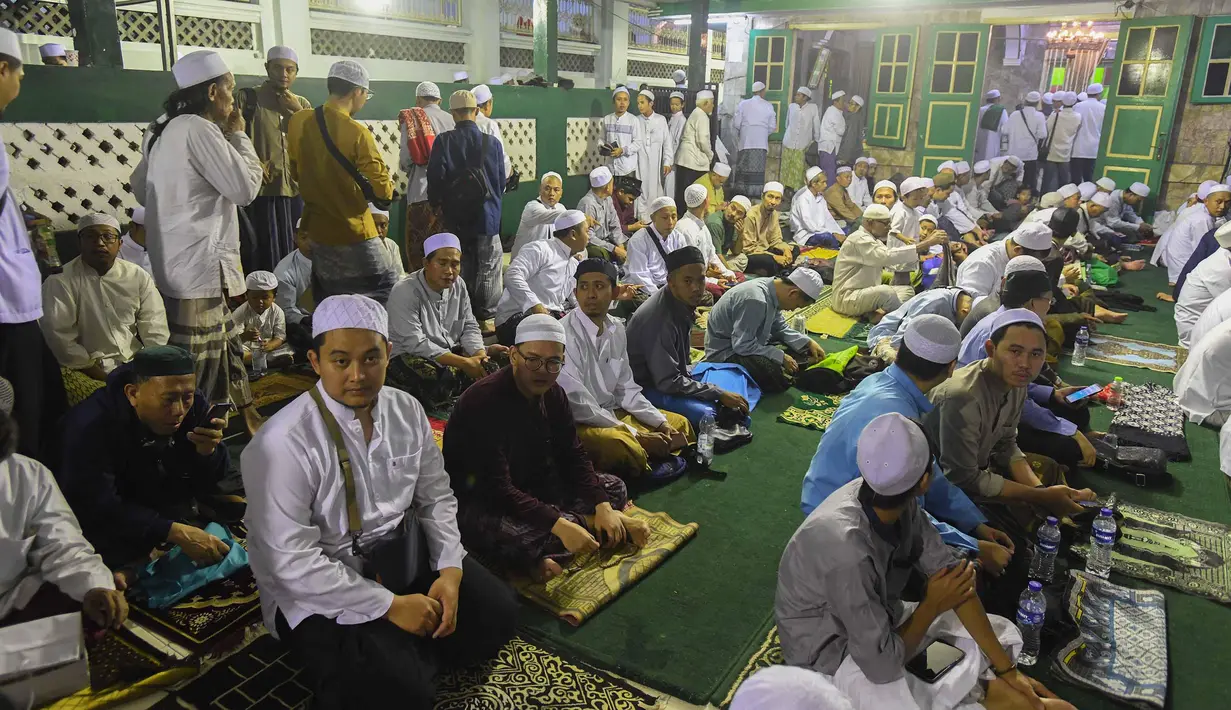 Ribuan jemaah Masjid An Nur Empang Bogor membludak sampai ke jalan untuk ikut salat tarawih dan zikir bersama di masjid tersebut. (merdeka.com/Arie Basuki)