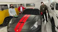 Mobil mewah jenis sport merek Ferrari milik Indra Kenz yang disita Bareskrim Polri. Mobil berwana hitam abu-abu les merah itu diamankan di gudang Direktorat (Dit) Reskrimsus Polda Sumut (Ist)
