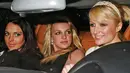 Maksudnya, Paris dan Britney dikatakan tak pernah mengajak Lindsay Lohan main bersama mereka. (multimedios.com)