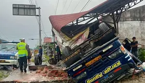Bus Penuh Penumpang Oleng Tabrak Tembok di Asahan