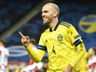 Bek Swedia, Marcus Danielson, merayakan gol kedua Swedia yang dicetaknya ke gawang Kroasia dalam laga UEFA Nations League Grup 3 di Friends Arena, Solna, Swedia, Minggu (15/11/2020) dini hari WIB. Swedia menekuk Kroasia 2-1. (AFP/Henrik Montgomery/TT News Agency)