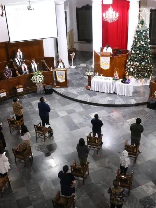 Umat Kristiani mengikuti misa Natal di Gereja Immanuel, Jakarta, Kamis (24/12/2020). Misa Natal di Gereja Immanuel menerapkan protokol kesehatan ketat untuk pencegahan penyebaran COVID-19. (Liputan6.com/Angga Yuniar)