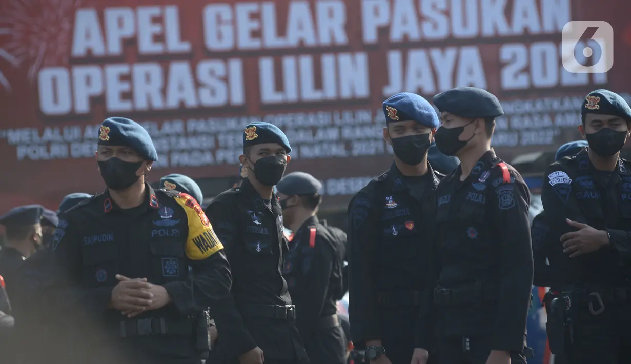Apel gelar pasukan Operasi Lilin Jaya 2021 di lapangan Polda Metro Jaya, Jakarta, Kamis (23/12/2021). Delapan ribu personel gabungan diturunkan dalam melaksanakan Operasi Lilin Jaya 2021 di wilayah DKI Jakarta yang akan dimulai 24 Desember 2021 - 2 Januari 2022. (merdeka.com/Imam Buhori)