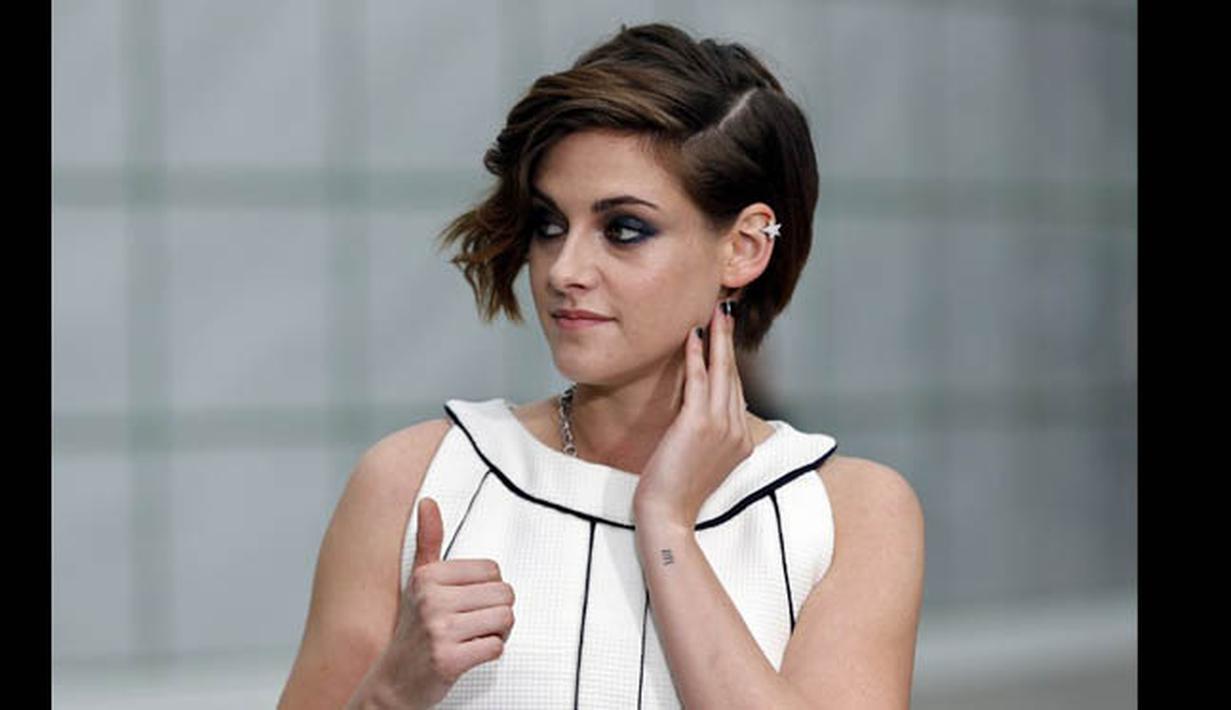 Rambut pendek Kristen Stewart menambah rasa percaya dirinya saat menghadiri acara fashion show Chanel di Paris Fasion Week, Prancis, Selasa (27/1/2015). (AFP PHOTO/Francois GUILLOT)