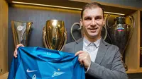 Branislav Ivanovic berpose dengan seragam Zenit St Petersburg. Dia pergi setelah memperkuat Chelsea sejak 2008. (Soccernet)