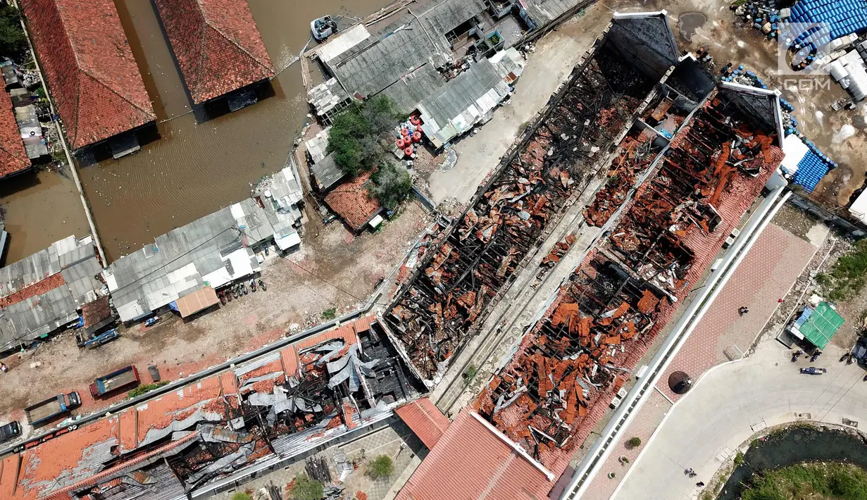 Suasana Museum Bahari di sisi utara dari ketinggian paska kebakaran di Jalan Pasar Ikan, Penjaringan, Jakarta Utara, Rabu (04/4). Pasca kebakaran museum di sisi utara tersebut masih diisolasi dari pengunjung. (Liputan6.com/Fery Pradolo)