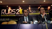 Joko Driono (kanan) selaku CEO PT. Liga Indonesia didampingi Tigorshalom (kiri) Sekretaris Umum PT. Liga Indonesia memberikan keterangan kepada media usai menggelar RUPS Liga Indonesia, Jakarta, Rabu (13/5/2015). (Liputan6.com/Andrian M Tunay)