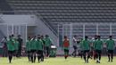 Para pemain Timnas Indonesia tampak lelah usai latihan di Stadion Madya Senayan, Jakarta, Selasa (22/11). Latihan ini persiapan jelang laga Piala AFF 2018 menghadapi Filipina. (Bola.com/Yoppy Renato)
