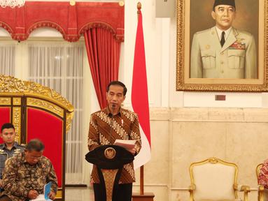 Presiden Joko Widodo (Jokowi) menggelar Sidang Kabinet Paripurna di Istana Negara, Jakarta Pusat, Rabu (15/3). Sidang Kabinet membahas kapasitas fiskal (resource envelopes) dan pagu indikatif RAPBN tahun anggaran 2018. (Liputan6.com/Angga Yuniar)
