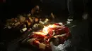 Pengunjuk rasa membakar bendera nasional AS saat menggelar unjuk rasa di luar Trump Tower, New York, Rabu (9/11). Unjuk rasa merebak di seluruh wilayah Amerika Serikat, menyusul kemenangan Donald Trump dalam Pilpres AS. (Drew Angerer/Getty Images/AFP)