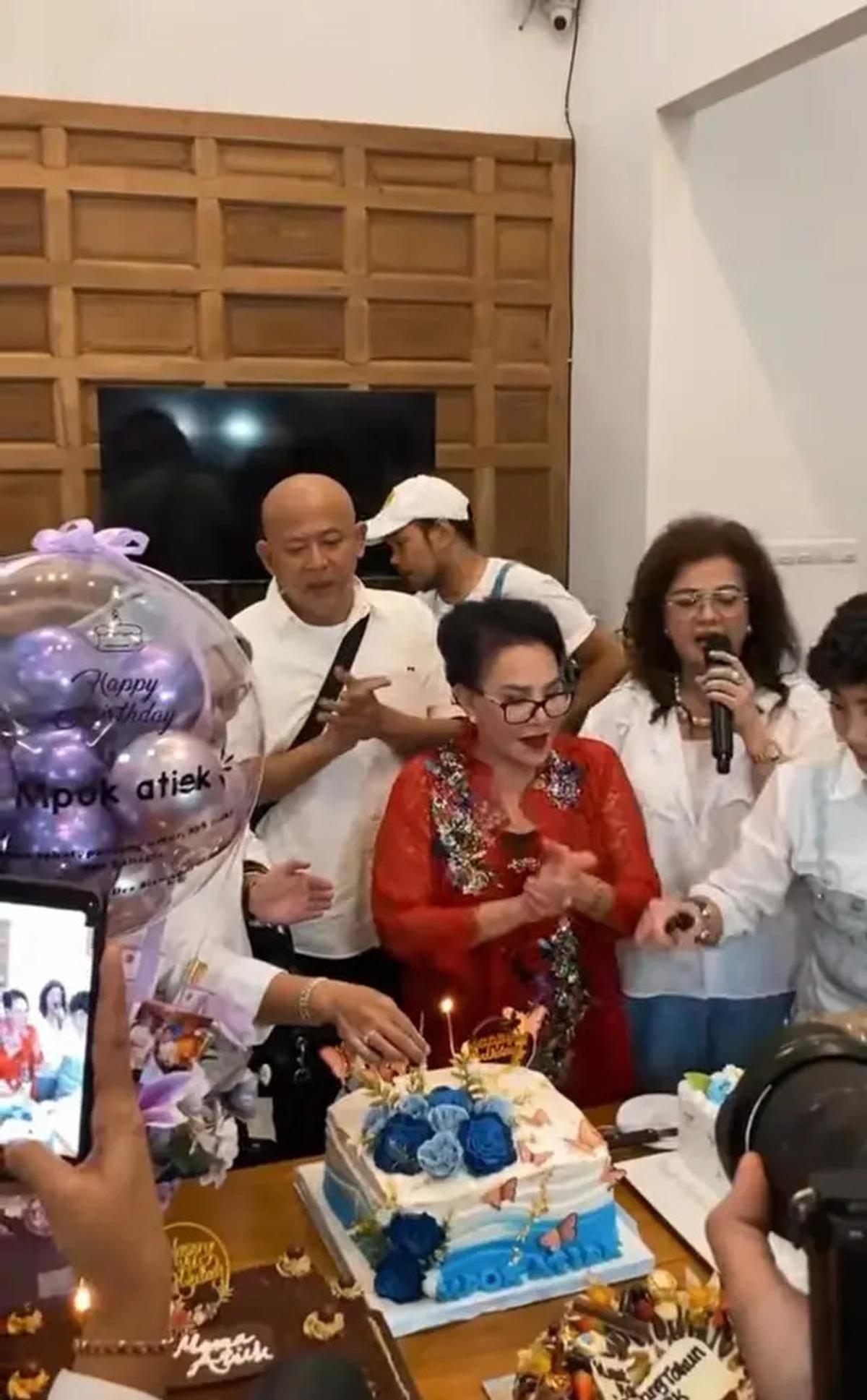 7 Potret Terbaru Mpok Atiek Genap Usia 69 Tahun, Tampil Bak Ratu di Hari Ultah