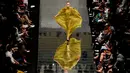 Model berjalan di atas catwalk membawakan busana kreasi Fiziwoo selama Festival Fashion Week di Kuala Lumpur, Malaysia, (18/8). (AP Photo / Daniel Chan)