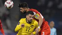 Bek sekaligus kapten Timnas Bahrain, Waleed Al Hayyam (kanan) menghalau bola dengan sundulan kepala dari ancaman striker Malaysia, Paulo Josue pada laga kedua Grup E Piala Asia 2023 di Jassim bin Hamad Stadium, Al Rayyan, Qatar, Sabtu (20/1/2024) sore waktu setempat. (AP Photo/Thanassis Stavrakis)