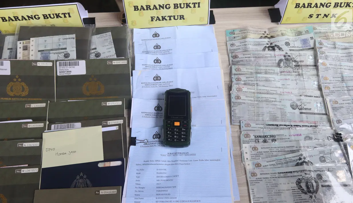 Barang bukti saat rilis kasus pemalsuan dokumen dan uang palsu di Bareskrim Polri, Jakarta, Rabu (20/12). Para tersangka menggunakan modus membeli mobil lewat leasing yang kemudian digadaikan dengan dokumen palsu ke Penggadaian (Liputan6.com/Angga Yuniar)