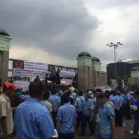 Demo sopir taksi di depan gedung MPR DPR, Selasa (22/3). (Karla Farhana/Bintang.com)