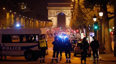 Polisi menutup jalan akses ke kawasan Champs Elysees di Paris setelah penembakan terhadap aparat kepolisian Prancis, Kamis (20/4). Seorang polisi tewas dan dua lainnya terluka dalam insiden penembakan tersebut. (AP Photo/Kamil Zihnioglu)