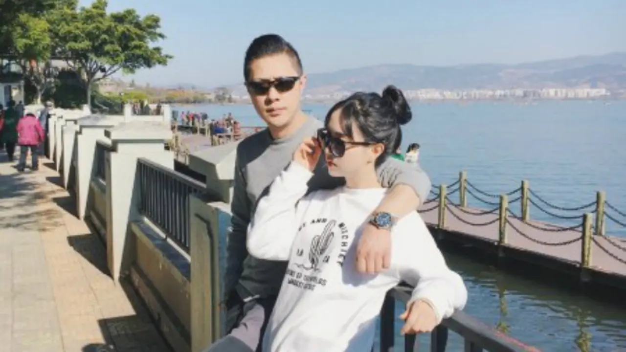 Ayah dan anak ini terlihat seumuran, dan banyak yang mengira bahwa sang ayah merupakan pacarnya (Foto: People's Daily Online).