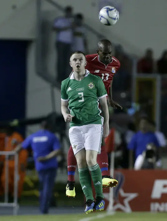 Duel pemain Irlandia Utara, Shane Ferguson (depan) dan pemain Panama, Adolfo Machado pada laga uji coba di Panama City, (29/5/2018). Panama dan Irlandia Utara bermain imbang 0-0. (AP/Arnulfo Franco)
