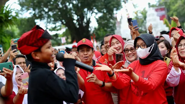 Farel menyanyi di depan Bupati Banyuwangi Ipuk Fiestinandani (Istimewa)