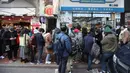 Warga mengantre untuk mendapatkan masker wajah gratis di luar sebuah toko kosmetik di Tsuen Wan, Hong Kong, Selasa (28/1/2020). Hong Kong terkonfirmasi memiliki delapan kasus infeksi virus corona. (AP Photo/Achmad Ibrahim)