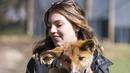 Seorang pawang bersama anjing dingo bernama Wandi di Yayasan Dingo Australia, dekat Melbourne, Rabu (6/11/2019). Dingo adalah satu-satunya anjing asli Australia dan dilindungi di taman nasional di bawah Nature Conversation Act 1992. (Shari TRIMBLE/Australian Dingo Foundation/AFP)