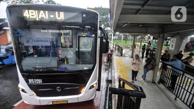 FOTO: Cegah Penumpukan Penumpang, Transjakarta Tambah Armada di Stasiun Manggarai