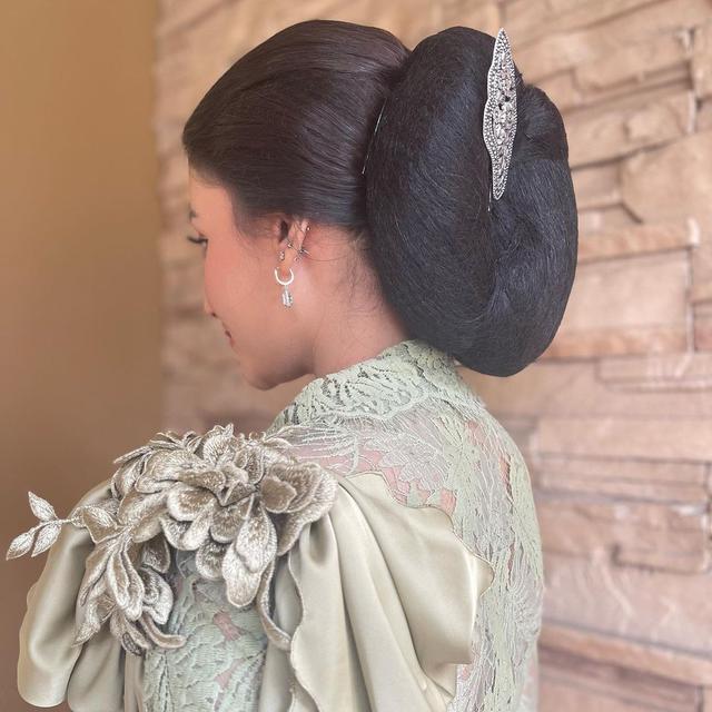 Tsania Marwa mengenakan kebaya (Instagram/tsaniamarwa54)