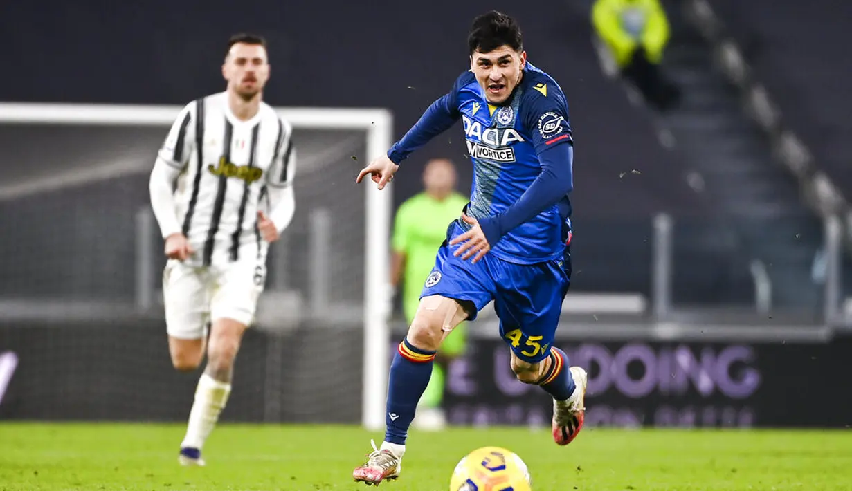 Pemain Udinese Fernando Forestieri mengontrol bola saat melawan Juventus pada pertandingan Liga Italia di Allianz Stadium, Turin, Italia, Minggu (3/1/2021). Juventus menang 4-1 dengan sumbangan dua gol dari Cristiano Ronaldo. (Marco Alpozzi/LaPresse via AP)