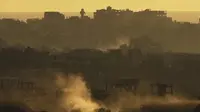 Sebuah tank Israel bermanuver di Jalur Gaza, Minggu (4/5/2025). (Dok. AP/Ariel Schalit)