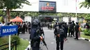 Petugas melakukan penjagaan ketat saat barang bukti sitaan dari kendaraan taktis (rantis) tiba di Ditreskrimsus Polda Metro Jaya, jakarta, Kamis (9/7/2026), (KLY/Budy Santoso)