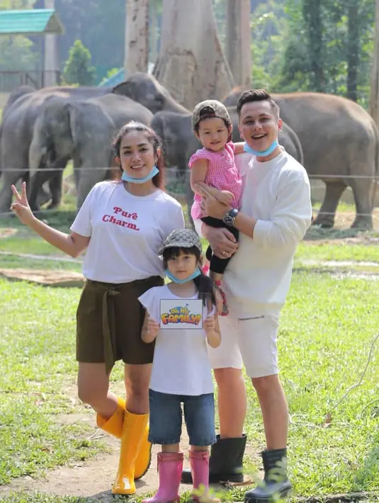 Ussy Sulistiawaty dan Andhika Pratama