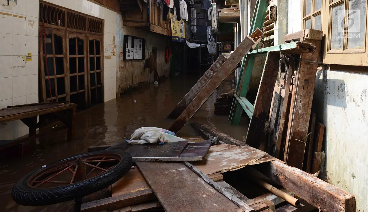 Banjir merendam permukiman di Kebon Pala, Jatinegara, Jakarta, Selasa (26/2). Aktivitas warga setempat terganggu banjir setinggi 1,5 meter yang terjadi karena Sungai Ciliwung meluap akibat air kiriman dari Bogor tersebut. (Merdeka.com/Imam Buhori)