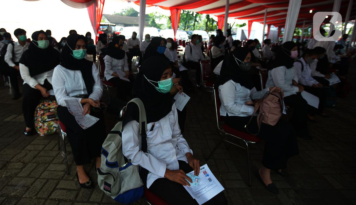 Peserta Seleksi Kompetensi Bidang (SKB) menunggu dimulainya Computer Assisted Test (CAT) untuk Calon Pegawai Negeri Sipil Kemenkumham di Gedung Kepegawaian Negara, Jakarta, Rabu (2/9/2020). Pelaksanaan SKB CPNS yang diikuti 829 peserta itu menerapkan protokol kesehatan. (merdeka.com/Imam Buhori)