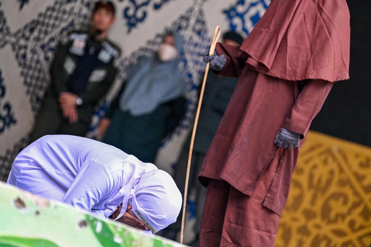 FOTO: Enam Pelanggar Qanun Jalani Hukuman Cambuk di Banda Aceh