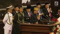 Presiden Joko Widodo atau Jokowi memberi salam usai berpidato dalam Sidang Tahunan MPR di Kompleks Parlemen, Senayan, Jakarta, Selasa (16/8). Sidang tersebut beragendakan mendengar pidato Presiden Jokowi selaku Kepala Negara. (Liputan6.com/Johan Tallo)