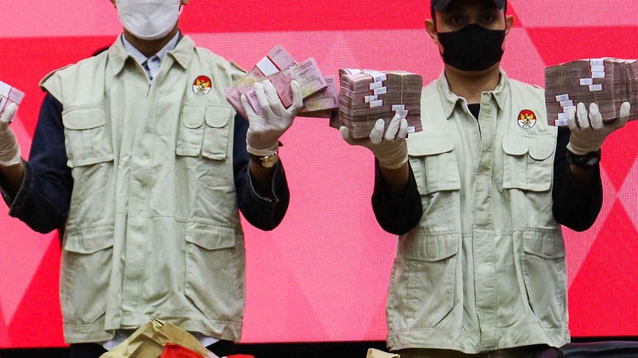 KPK telah menetapkan Kepala Basarnas, Marsekal Madya TNI Henri Alfiandi sebagai tersangka dugaan suap pengadaan barang dan jasa di lingkungan Basarnas TA 2021-2023.

Penetapan tersangka Henri dilakukan setelah Pati Bintang 3 TNI AU itu terjerat dalam op