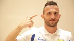 Spaso memotong rambutnya sehari sebelum laga final Piala Presiden 2015 melawan Sriwijaya FC di Stadion Utama Gelora Bung Karno, Senayan, Jakarta. (Bola.com/Vitalis Yogi Trisna)