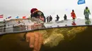 Seorang peserta mengambil bagian dalam kompetisi renang di air es dari sungai Neva selama Big Neva Cup of Ice Swimming di St.Petersburg, Rusia, 2 Maret 2019. Sekitar 150 dari 12 negara mengikuti kompetisi renang dengan suhu - 6 C. (AP/Dmitri Lovetsky)