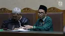 Terdakwa dugaan suap seleksi pengisian jabatan di Kementerian Agama, M Muafad Wirahadi (kanan) saat menjalani sidang lanjutan di Pengadilan Tipikor, Jakarta, Rabu (10/7/2019). Sidang mendengar keterangan saksi. (Liputan6.com/Helmi Fithriansyah)