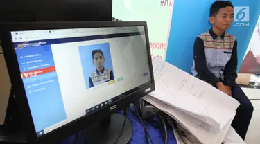 Seorang anak melakukan perekaman data untuk Kartu Identitas Anak (KIA) di mal Living Wolrd Alam Sutera, Tangsel, Senin (17/12). Pembuatan KIA di mall itu untuk memudahkan masyarakat yang ingin mendaftarkan identitas anaknya (Merdeka.com/Arie Basuki)